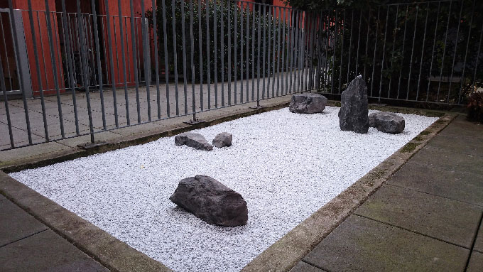 Jardin japonais sec Zen Kare sensui pierre gravier