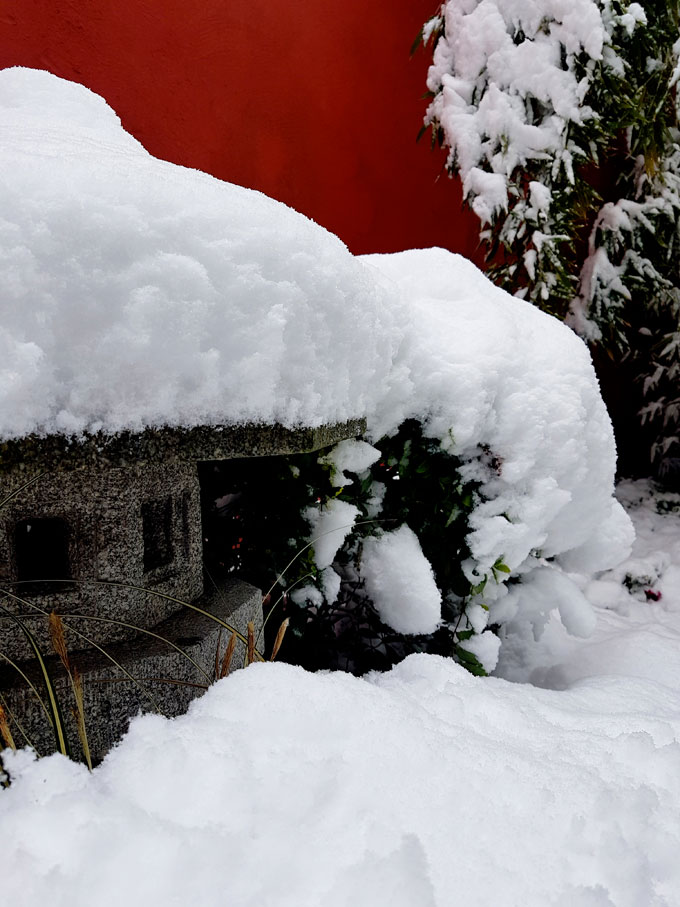 lanterne japonaise yukimi sous la neige