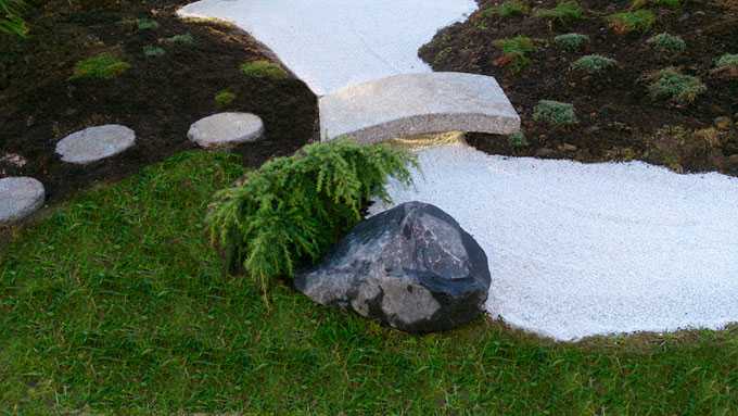 Pont en granit sur rivière sèche