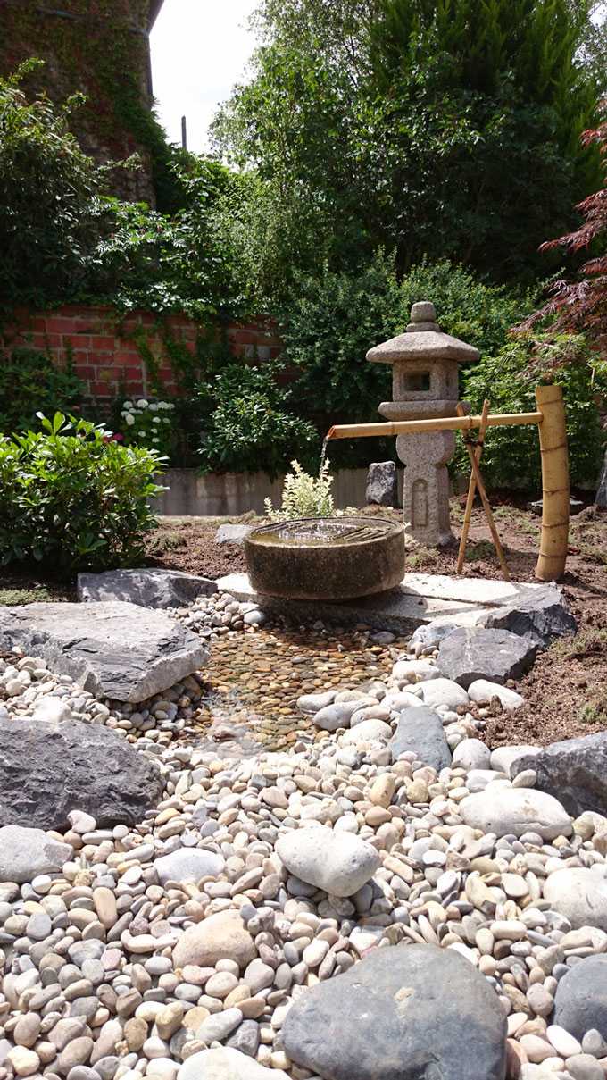 Rivière sèche et fontaine en bambou