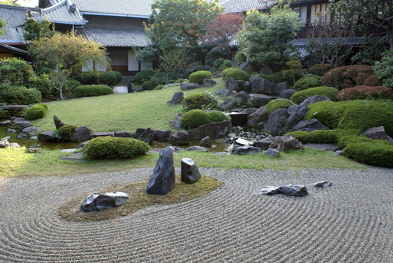 de la mousse au mineral....
le temple Shitennoj à Osaka, l'un des plus vieux temples bouddhistes mais reconstruit au XX 1280px-Shitennoj_honbo_garden06s3200.jpg