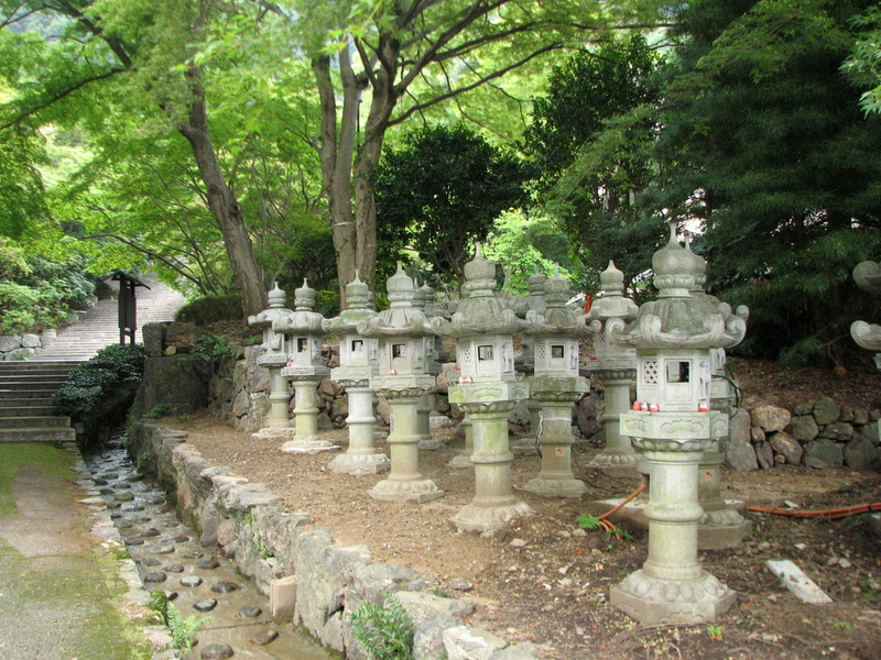 Katsuo-ji_lanterns.jpg