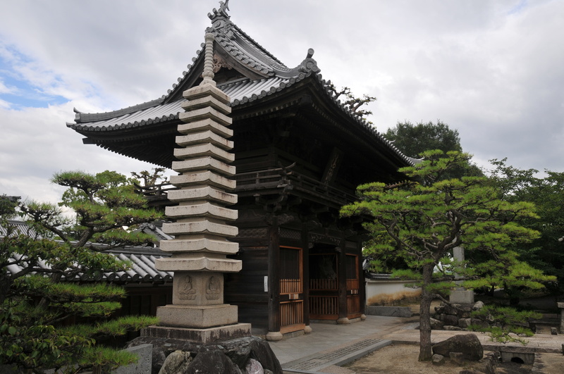 Pagode en pierre et porte du temple, Sairin-ji Seiryuzan_Sairinji_02.JPG